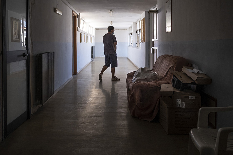 Ospedale di Cariati (Cosenza)
Primo ospedale occupato
Domenico Formaro, referente dell'associazione "Le Lampare",  ripercorre l'ala che era stata occupata dalla sua associazione ed ora smantellata.